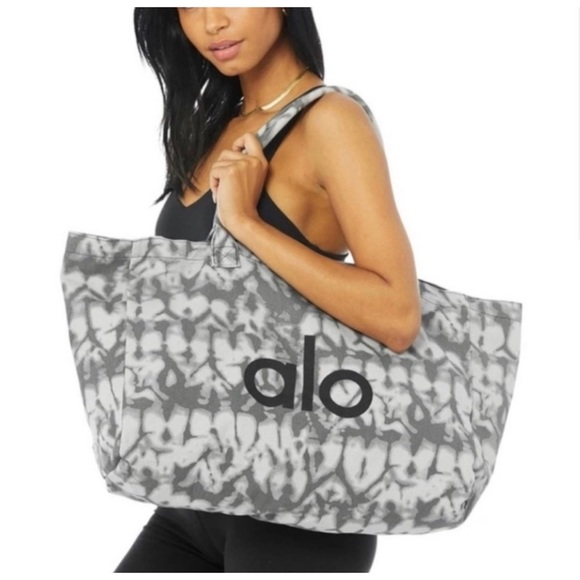 ALO Yoga Handbags - NWT ALO YOGA Shopper Tote